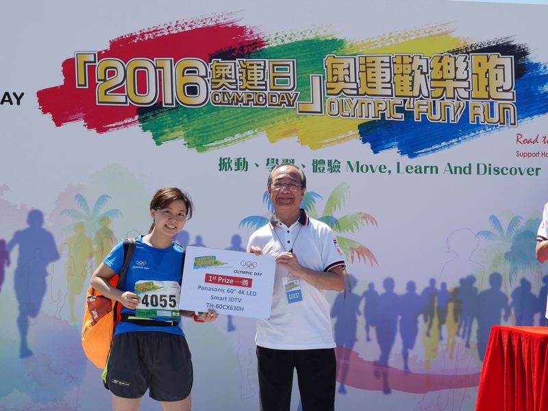 Mr Raymond Mok, General Manager of Marketing Communications Division of Shun Hing Group presented the grand prize - Panasonic 60” 4K LED Smart iDTV to the lucky draw winner.